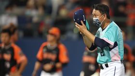 悍將打擊狀況差　洪一中：比較有力的打者都有傷中職富邦悍將隊總教練洪一中（右）1日受訪表示，團隊打擊狀況不佳、比較有力的打者都有傷勢，儘管他也說沒有頭痛、比賽就是這樣，但語氣中難掩無奈。中央社記者張新偉攝  110年5月1日