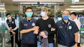 一銀盜領案主嫌安德魯出獄  移民署驅逐出境第一銀行ATM盜領案主嫌安德魯（中）服刑期滿，移民署提解出監並執行相關遣送驅逐出境，安德魯30日晚間將搭乘荷蘭航空航班遣送出境。中央社記者吳睿騏桃園機場攝  110年8月30日
