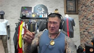 藍營蹭郭董疫苗　館長怒飆：死不要臉