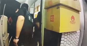 北市男子直播119救護無線電頻道，警方與消防局聯手，「出動雲梯車」查緝犯嫌直播位置。翻攝畫面