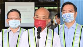 行政院長蘇貞昌31日上午視察台北港貨物通關作業流程。（圖／行政院提供）