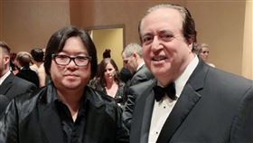 幸福綠皮書奪奧斯卡　阿里巴巴投資連帶沾光「幸福綠皮書」（Green Book）連奪第91屆奧斯卡3項大獎，參與投資、隸屬中國阿里巴巴集團的阿里影業連帶沾光。參與奧斯卡頒獎的中國製片人高曉松（左），25日在微博秀出他與「幸」片編劇兼製作人尼克．瓦侖加（Nick Vallelonga）的合照，並指「幸」片是瓦侖加父親的真實故事。（取自高曉松微博）中央社記者邱國強北京傳真　108年2月25日