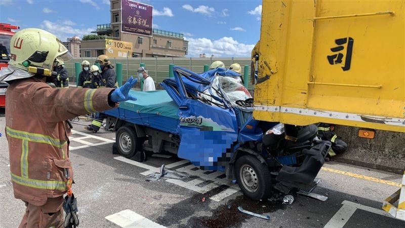 貨車撞大貨車！男困扭曲車體亡