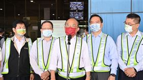 行政院長蘇貞昌31日上午視察台北港貨物通關作業流程。（圖／行政院提供）