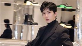 井柏然擁有「文藝男」、「暖男」的形象。（圖／翻攝自井柏然微博）