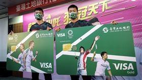 土地銀行推出麟洋羽球認同卡（1）東京奧運羽球男雙金牌得主王齊麟（左）、李洋（右）所屬球團土地銀行推出「麟洋羽球認同卡」，兩人31日在台北出席揭卡儀式。中央社記者裴禛攝  110年8月31日