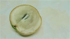 網友家中出現黃色的水果。（圖／翻攝自臉書「爆系知識家」）