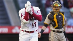 ▲大谷翔平28日被觸身球打到右手。（圖／美聯社／達志影像）