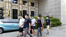 黃姓毒販在桃園市新屋地區鐵皮屋從事製毒，經連日跟搜、埋伏，於7月14日掌握該製毒工廠確切　翻攝畫面