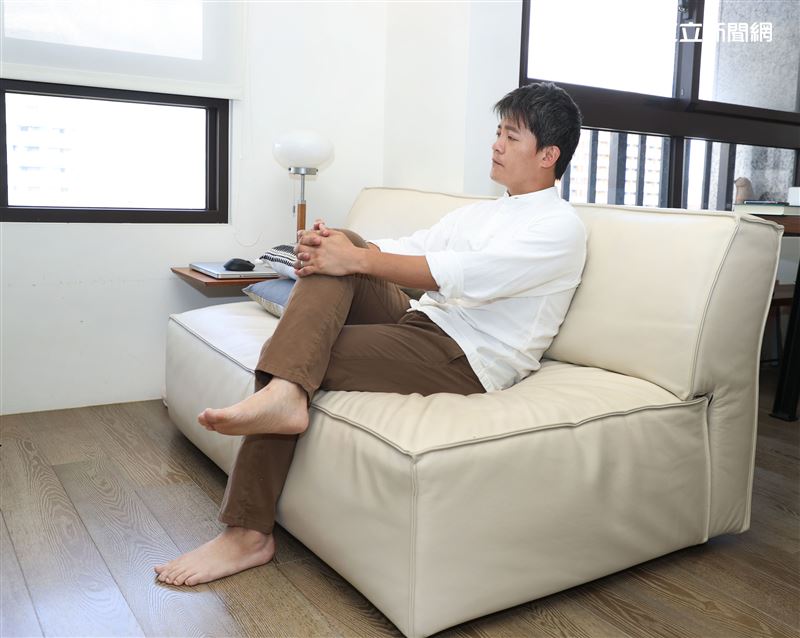 謝哲青出旅遊書三立新聞網專訪。（記者邱榮吉/攝影）