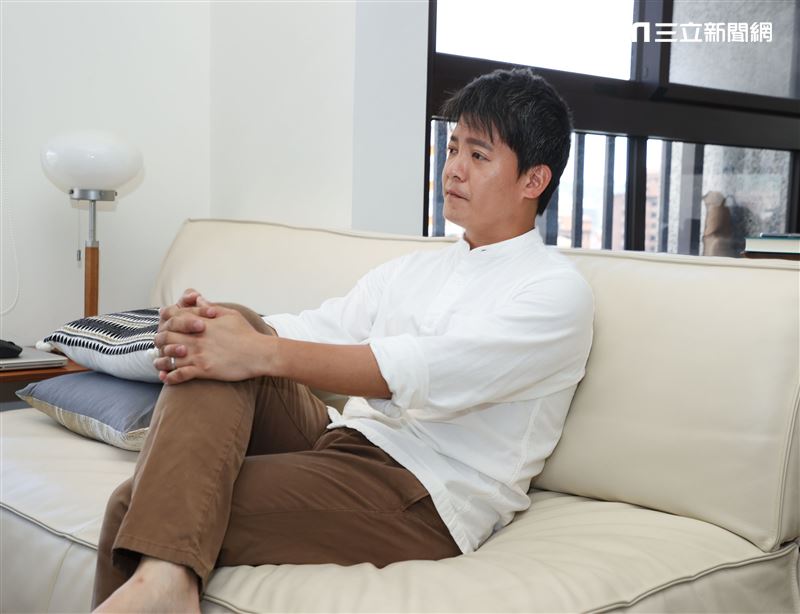 謝哲青出旅遊書三立新聞網專訪。（記者邱榮吉/攝影）