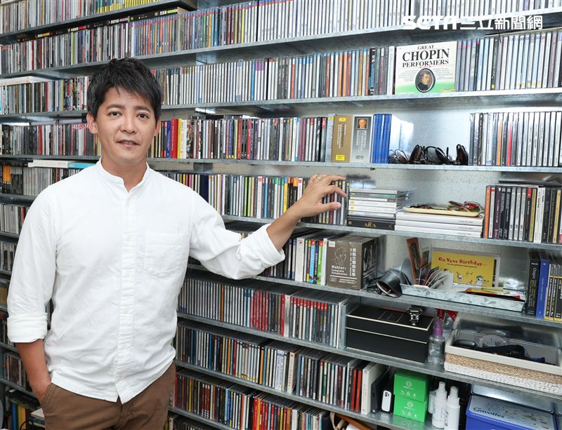 謝哲青出旅遊書三立新聞網專訪。（記者邱榮吉/攝影）