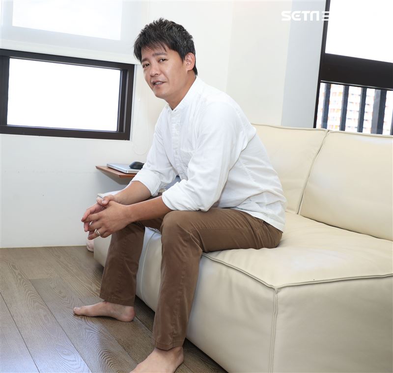 謝哲青出旅遊書三立新聞網專訪。（記者邱榮吉/攝影）