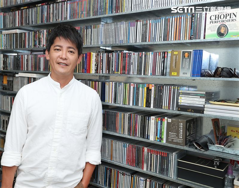 謝哲青出旅遊書三立新聞網專訪。（記者邱榮吉/攝影）