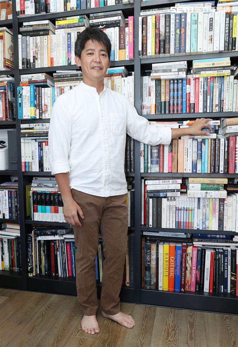 謝哲青出旅遊書三立新聞網專訪。（記者邱榮吉/攝影）