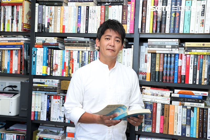 謝哲青出旅遊書三立新聞網專訪。（記者邱榮吉/攝影）