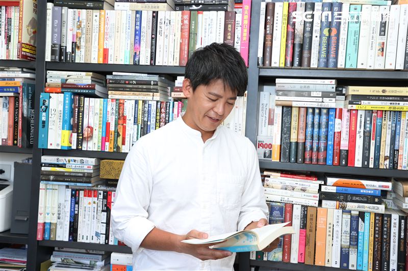 謝哲青出旅遊書三立新聞網專訪。（記者邱榮吉/攝影）