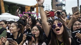 中國官民聯手  整頓追星文化中國對飯圈文化的整頓持續進行，日前官方提出「清項專案」後，網路巨頭騰訊今宣布配合政策嚴打；此外，中國民航局宣布，將嚴懲在機場的不理性追星行為。圖為2017年一場在北京舉辦的偶像粉絲嘉年華。（中新社提供）中央社 110年6月13日