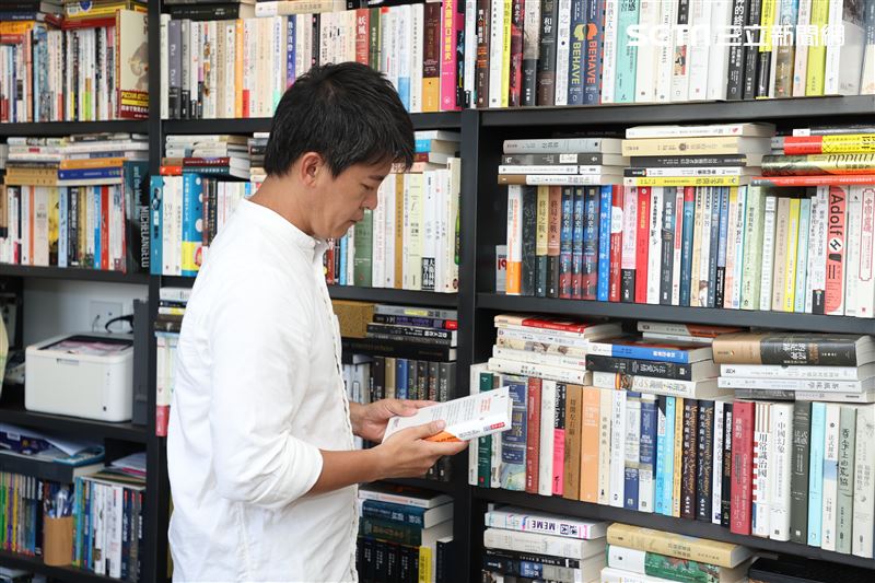 謝哲青出旅遊書三立新聞網專訪。（記者邱榮吉/攝影）