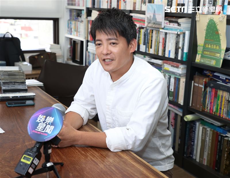 謝哲青出旅遊書三立新聞網專訪。（記者邱榮吉/攝影）