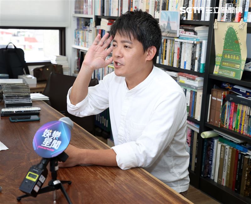 謝哲青出旅遊書三立新聞網專訪。（記者邱榮吉/攝影）
