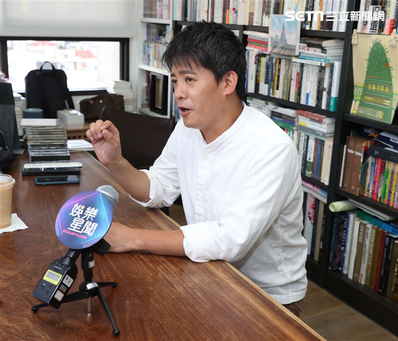 謝哲青出旅遊書三立新聞網專訪。（記者邱榮吉/攝影）