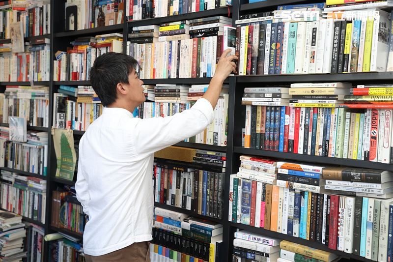 謝哲青出旅遊書三立新聞網專訪。（記者邱榮吉/攝影）