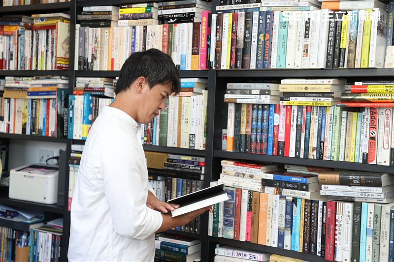 謝哲青出旅遊書三立新聞網專訪。（記者邱榮吉/攝影）