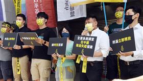 立委與人權團體聲援李明哲國際特赦組織台灣分會30日在立法院外舉行「讓明哲回家：國際強迫失蹤者日記者會」，無黨籍立委林昶佐（前右起）、民進黨立委洪申翰與人權團體出席聲援遭中國關押多年的台灣非政府組織人士李明哲。中央社記者施宗暉攝  110年8月30日
