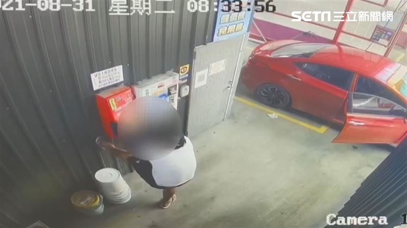 紅車雙煞砸機台　洗車場秒噴6.4萬