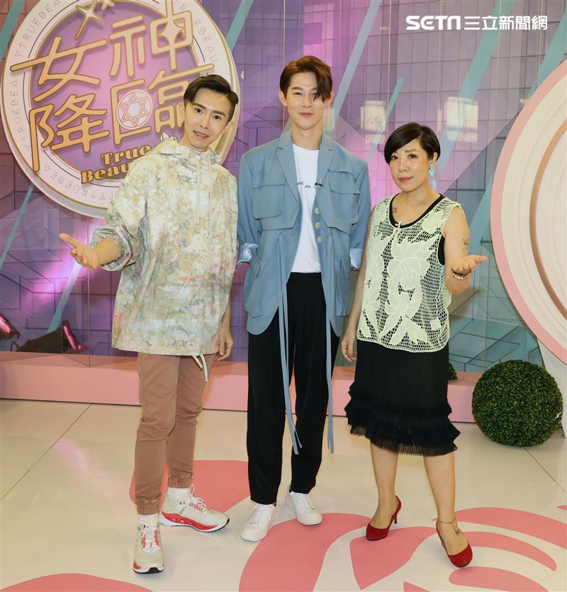 女神降臨節目的主持人夏和熙（中）老師凱鈞老師（左）觀玲老師（右）。（記者邱榮吉/攝影）
