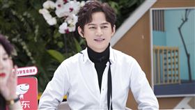 何炅被拍到「與男子牽手回飯店」！網傻：他不是有老婆（圖／翻攝自何炅微博）