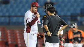 ▲樂天桃猿先發投手狂威被連續擊出安打，捕手廖健富透過翻譯和他溝通。（圖／記者劉彥池攝影）
