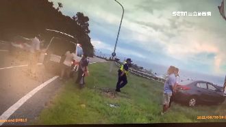 自撞電桿翁困車內　鄉長路見即刻救援