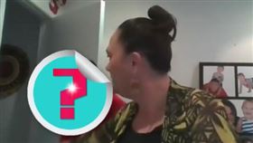 兒子拿著一根酷似生殖器的蘿蔔亂甩，嚇得卡麥爾馬上轉身制止。（圖／翻攝自卡麥爾推特）