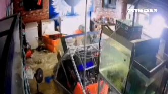 鐵架不堪負荷變形　蝦缸破裂玻璃飛濺