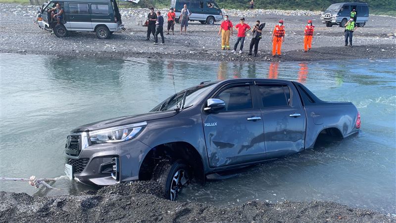 皮卡強渡溪翻覆陷沙洲　車上4人險頂