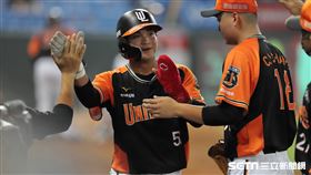 ▲統一獅外野手張偉聖跑回球隊第5分。（圖／記者劉彥池攝影）