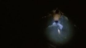 雷森接受網友挑戰，在農曆7月晚上渡河。（圖／翻攝自YouTube／Sgfollowsall）