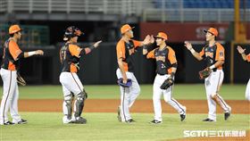 ▲統一獅球員慶祝勝利。（圖／記者劉彥池攝影）
