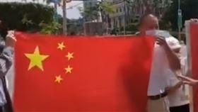 中媒報台舉五星旗歡迎BNT！陸網狂酸：只有2人你說集體（圖／翻攝自東南衛視微博）