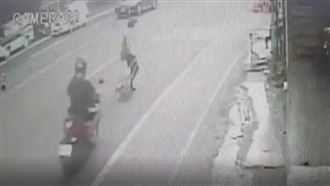 婦人穿越馬路遭撞飛　驚悚瞬間畫面曝