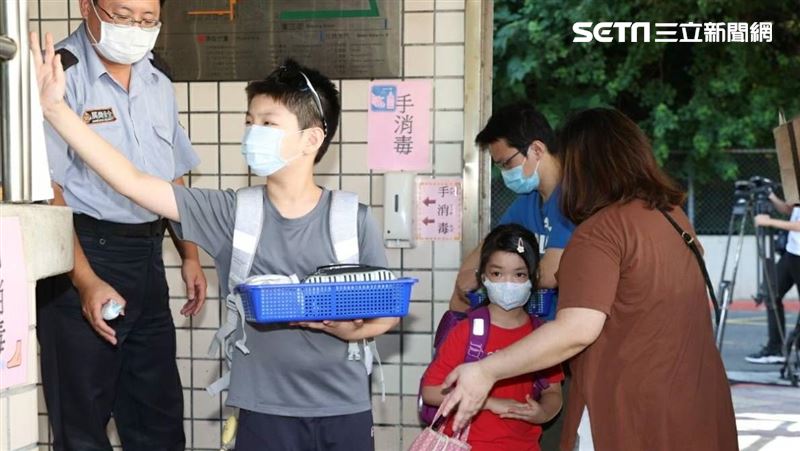 開學了！爸媽緊張小孩嗨　心情兩樣情