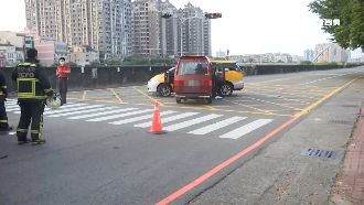 貨車攔腰撞小黃　駕駛一度受困車內