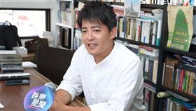 46歲主持人謝哲青被封為「行走的百科全書」。（圖／邱榮吉攝影）