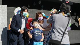 中小學開學日（2）因應COVID-19（2019冠狀病毒疾病）疫情，教育部規定，開學後家長及訪客原則不入校園。台北市延平國小 1日開學，家長在校門口與孩子合影留念後，由導護志工及老師引導學生進入校園。中央社記者裴禛攝  110年9月1日