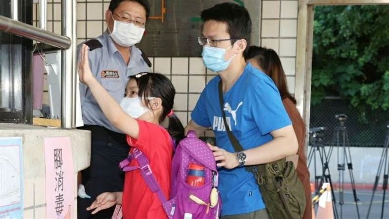 圖輯／疫情後開學　家長學生離情依依