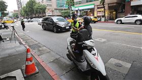 交通大執法　警方加強取締車不讓人（3）台北市警方1日上午在中山區民生東路、林森北路口執行勤務，加強取締汽機車不停讓行人優先通行、行人違規不走行人穿越道等項目，盼提升全民用路安全意識。中央社記者裴禛攝　109年9月1日