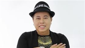 黑面靠著幽默風趣的主持功力活躍於台灣秀場。（圖／翻攝自黑面臉書）