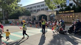 疫後開學首日  板橋警分局長親自守護暖心鼓勵新手學童（翻攝畫面